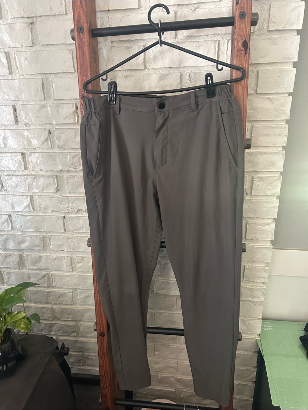 Cuts Clothing AO Joggers Men Medium Green Polyester Athletic Pants Elastic Waist